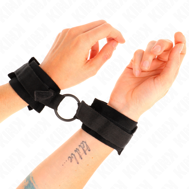 KINK Beginner kajdanki na nadgarstki z futerkiem i kółkiem O